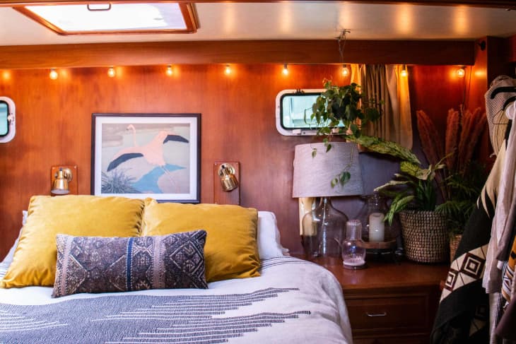 See How A Small Stylish Boat Is Home To A Couple 2 Dogs Apartment   Tours Seattle Brittainy S 21